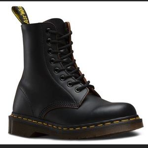 Dr. Martens SMOOTH LEATHER LACE UP BOOTS